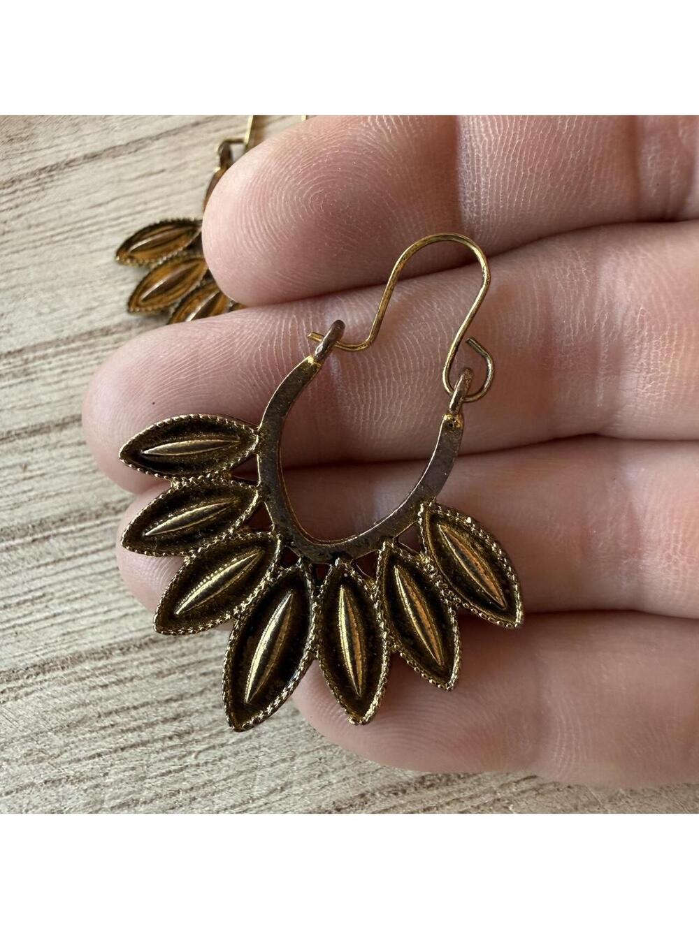 Vintage brass tone leaf fan earrings serving earthy goddess energy.